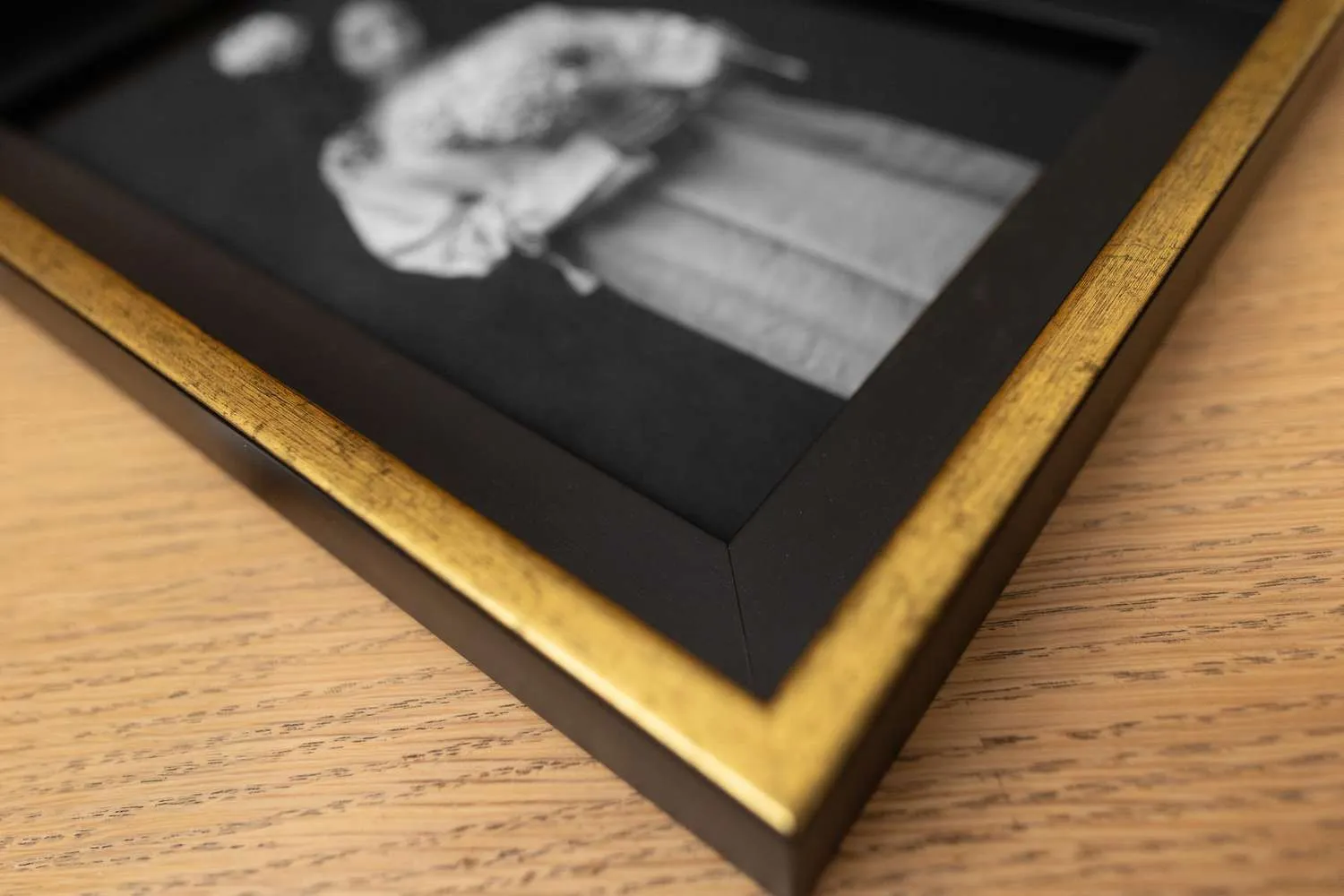 Finitura della cornice nero oro